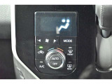 【オートエアコン】一度お好みの温度に設定すれば、車内の温度を検知し風量や温度を自動で調整。暑い&hellip;寒い&hellip;と何度もスイッチ操作をする必要はありません。快適な車内空間には必須の機能ですね