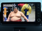停車中にはTVの視聴も可能です。ニュースや番組を楽しみながら、待ち時間を有効活用できます。快適な車内空間を演出します。