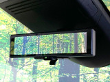 【インテリジェントルームミラー】後席の大きな荷物や同乗者で後方が確認しづらい時でも安心!カメラが撮影した車両後方の映像をルームミラー内に表示。クリアな視界で状況の確認が可能です!