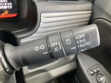 操作しやすいウインカーレバーで、安全な車線変更をサポート。スムーズな操作感で、運転の負担を軽減します。直感的な操作で安心です。