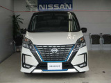 フロントマスクの大きなVモーショングリルは日産らしさを引き立たせてくれます。Vのブルーのラインがe-POWERの証!