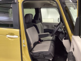 【ベンチシート】運転席と助手席の移動もスムーズ!狭い駐車場での乗り降りや、お子様の乗り降りにも便利です。座席の間にコンソールボックスやドリンクホルダーがないため、車内空間が広く感じます。