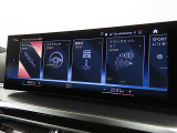 BMWカーブド・ディスプレイは、必要な情報をひと目で把握できるだけでなく、BMW iDriveの主要なインターフェイスとしてさまざまな機能の直観的な操作を可能にしています。