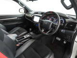 シンプルで使いやすいデザインの運転席です。