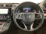 【ハンドル】運転にかかわる様々な操作を安全に行えるように視点移動が少なく操作性に配慮されたスイッチ類が凝縮されたコックピットです。