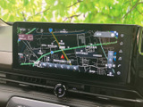 見やすい高精細な画面で、目的地までスムーズにナビゲート。運転に集中できる安心感があります。詳細な地図情報も魅力です。