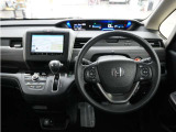 運転にかかわる様々な操作を安全に行えるように視点移動が少なく、操作性に配慮されたスイッチ類が凝縮されたコクピットです。