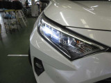 精悍な3灯式LEDランプ+LEDクリアランスランプ+LEDデイライト(オートレベリング機能付)