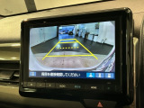 リバースギアに入れるだけで後方の表示へ切り替わります。夜間や雨の日の駐車も楽になりますよ。