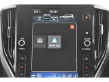 Apple CarPlay/Android Autoに対応しスマートフォンにインストールされているアプリを大画面に表示して使用できるほか、音声認識による操作も可能です。