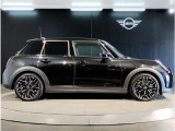 ☆MINIの車の始まりは大人四人がギリギリ乗れるコンパクトな車です!!今となっては3ナンバーですが、もともとは5ナンバーの車でした!!
