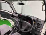 見易い計器類と運転し易いドライビングポジションは、視角も少なく前方&左右の見切りが良く運転し易いクルマです