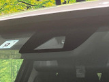 【トヨタセーフティセンス】走行中に前方の車両等を認識し、衝突しそうな時は警報とブレーキで衝突回避と被害軽減をアシスト。より安全にドライブをお楽しみいただけます。