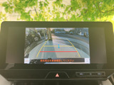 後方の状況を鮮明に映し出すモニターが、安全な駐車をサポートします。狭い場所でも安心して車両を操作できます。