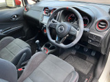 運転席からの視界は良好で、操作性にも優れています。落ち着いた空間は、ドライバーをリラックスさせ、快適なドライブをサポートします。