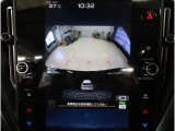 後方映像を11.6インチディスプレイに表示し、ステアリング連動ガイドラインが駐車をサポート。さらに後退時はリヤ4センサーが障害物を検知し、必要に応じてブレーキが作動します。