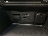 USB端子2個&AUXミニジャック1個 ミュージックプレーヤー接続でお気に入りの音楽を楽しむことが出来ます♪Apple CarPlay 、Android Auto 対応です