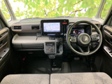 開放感のある室内空間で、広々とした居住性を実現しています。運転席からの視界も広く、運転しやすい環境です。