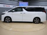 トヨタ認定中古車の安心感はそのままに、まるごとクリーニングと同等商品の当社「キラリフレッシュ」を簡素化し、お買い求めやすくした商品が、「トヨタ認定中古車ライト」です。