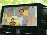 停車中には、地上デジタル放送をお楽しみいただけます。移動時間も快適に過ごせる、嬉しい機能です。様々な番組で、待ち時間を有効活用しましょう。(※運転中は操作しないでください)。