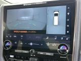 パノラミックビューモニターシステムが付いているので車の上から見た映像が確認できますよ。 一目で車両周辺の情報を確認できますが、直接安全をご確認下さい。