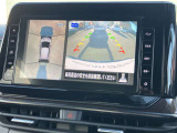 駐車中のクルマを、上空から見下ろしているかのような映像にして日産オリジナルナビゲーション画面(またはインテリジェント ルームミラーのディスプレイ)に表示。ひと目で周囲の状況がわかるため、スムースに駐車