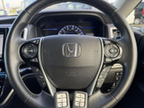 握りやすいステアリングは、運転操作をスムーズにします。オーディオやハンズフリー通話など、便利な機能も搭載されています。