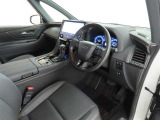 高級感のある美しいインテリアデザインの運転席です。