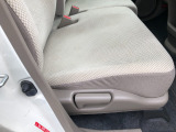 【運転席ハイトアジャスター】シートの高さを調整でき、視界を合わせやすく運転しやすいポジションに設定できます。