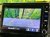 【バックカメラ】駐車時に後方がリアルタイム映像で確認できます。大型商業施設や立体駐車場での駐車時や、夜間のバック時に大活躍!運転スキルに関わらず、今や必須となった装備のひとつです!