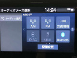 AM/FMチューナー、Bluetooth接続、USB入力、スマートフォン連携機能を標準装備!テレビの視聴には、TVオプションへのお申し込みが必要です。申し込み詳細・料金は展示店舗までお尋ねください。