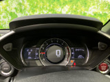 視認性の高いメーター類で、運転に必要な情報をしっかり確認できます。デジタル表示により、スタイリッシュな印象を与え、走行状況を一目で把握できます。