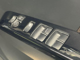 【電動格納ミラー】サイドミラーは電動格納式となっており、狭い駐車場でもキズがつくリスクを抑えられます。