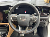 握りやすいステアリングで、快適なドライビングを実現。操作性にも優れ、運転の楽しさを追求しました。長距離運転でも疲れにくい設計です。