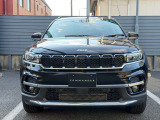 Jeepの象徴7スロットグリルがインパクトあります。フロントに障害物センサーを標準装備しております。