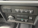 【アイドリングストップ】赤信号や渋滞で停車した際にエンジンを停止し、無駄な燃料の消費を抑えます。燃費向上や環境保護につなげる機能♪エンジンはブレーキを離せば再始動します。