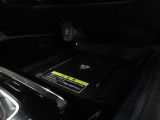 置くだけでワイヤレス充電可能です。12V電源ソケットも設置しております。周辺機器の充電にご利用頂けます。