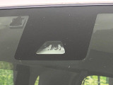 【スマートアシスト】走行中に前方の車両等を認識し、衝突しそうな時は警報とブレーキで衝突回避と被害軽減をアシスト。より安全にドライブをお楽しみいただけます。