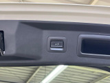 【パワーバックドア】スマートキーや運転席のボタンを押すだけでリアゲートが自動で開閉します!荷物を持っている時や、高い位置にあるバックドアを閉める際に便利な機能です♪