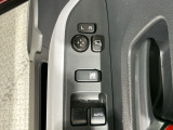 狭い駐車場で便利な電動格納ドアミラーが付いています。