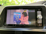 停車中に楽しめるTV機能が搭載されています。移動先での待ち時間や休憩時間に、様々な番組をお楽しみいただけます。(走行中の視聴はご遠慮ください)。