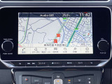 NissanConnect ナビゲーションシステム(地デジ内蔵)(9インチワイドディスプレイ、ハンズフリーフォン、VICS(FM多重)、ボイスコマンド、Bluetooth対応、USB接続、HDMI接続、Apple CarPlay連携)。