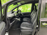 運転席からの視界は広く、運転操作もスムーズに行えます。上質な素材が、快適な運転環境を演出します。集中して運転に臨めます。