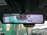 【デジタルルームミラー】車両後方カメラの映像をルームミラーに映すことが出来ます。 そのため、後席に人や荷物があって後方が見えづらい場合でもしっかり視界を確保することが出来ます。
