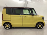 狭い駐車場でも、スライドドアならチャイルドシートへのお子さまの乗降や荷物の積載もスムーズ。とても便利な【両側電動スライドドア】ドアハンドを少し引くだけでリアドアが自動開閉します。