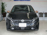 日産らしさを引き立てる大きなVモーショングリル。バンパーはエアロ形状で左右のダクトは空力を考え設計されています。