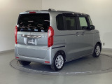 スライドドアは通常のドアに比べて、車のボディーに対し平行に開閉し、開けてもスペースを取りません。出入り口が大きいドアはお子様のいるご家庭はもちろん、混んだ駐車場でも大活躍です!