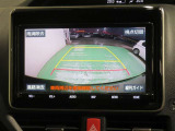 車両後方の映像を映すバックモニター。進路を確認しながら安全に車庫入れできます。