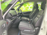 運転しやすいように設計された、こだわりの空間。操作性も高く、スムーズなドライビングをサポートします。快適なカーライフを送りましょう。