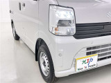 明るいライトが夜道を明るく照らしてくれます。 運転する上で、道路状況をいかに早く認識できるか重要なポイントです。 白色光が暗い道も明るく照らしてくれますよ。